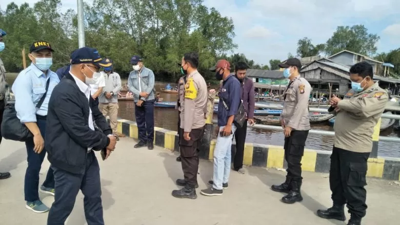 SELIDIKI KEJADIAN : Sejumlah petugas KNKT bersama kepolisian dan TNI berada di Dermaga Perigi Piai Tekarang, untuk menyelidiki tenggelamnya kapal penyeberangan KMP Bili.FAHROZY/PONTIANAK POST