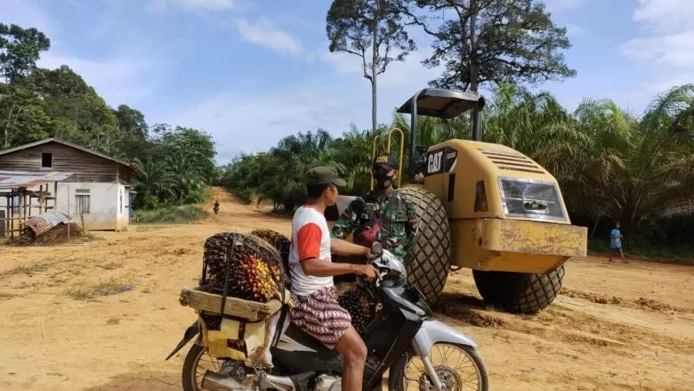 PENGERJAAN JALAN: Pengerjaan akses jalan menuju Desa Tolok, Kecamatan Menyuke, melalui program TMMD, akhir pekan lalu. ISTIMEWA