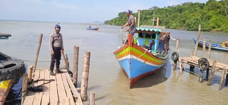 IMBAUAN: Anggota Sat Polair Polres Bengkayang, Bripka Rudiansyah melakukan giat Binmas mengimbau pengguna transportasi laut di Dermaga Teluk Suak.ISTIMEWA