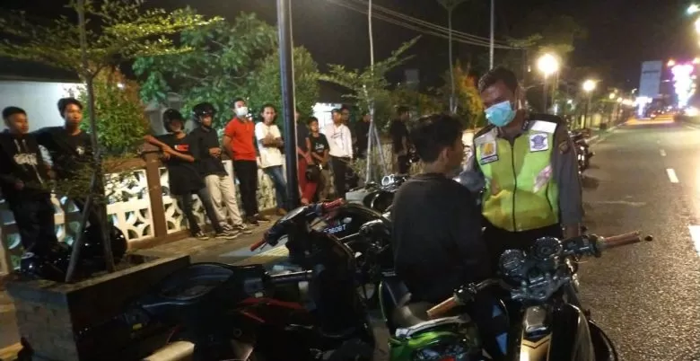 RAZIA: Sat Lantas Polres Singkawang bersama regu Cipta Kondisi dan Tim Merpati Polres Singkawang menjaring para pembalap liar di Jalan Pangeran Diponegoro,  Minggu (14/3) dini hari.IST