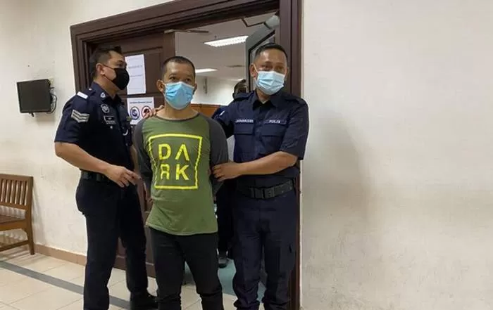HUKUM GANTUNG: Warga Kalbar, Aguansyah keluar dari ruang sidang usai divonis hukuman gantung di Pengadilan Tinggi Sarawak, Malaysia, Senin (15/3). UTUSAN BORNEO