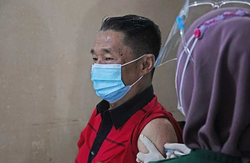 VAKSIN LANSIA: Petugas medis menyuntikkan vaksin covid-19 kepada warga lanjut usia di Yayasan Halim, Jalan Gajah Mada, Selasa (16/3). HARYADI/PONTIANAKPOST