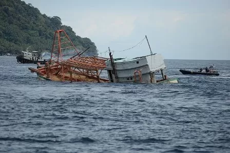 TENGELAM: KKP bersama Kejaksaan melakukan pemusnahan terhadap empat kapal pencuri ikan berbendera Vietnam. Dua dari empat kapal itu ditenggelamkan di perairan Pulau Datuk, Mempawah, Kamis (25/6). ARIEF NUGROHO/PONTIANAK POST