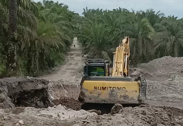 KERUK JALAN: Alat berat mengeruk material jalan Desa Beringin Jaya, Kecamatan Sungai Melayu Rayak, untuk kemudian dijual ke perusahaan. ISTIMEWA