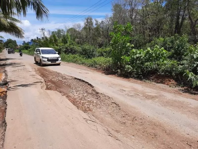 JALAN RUSAK : Salah satu kerusakan jalan di Kabupaten Kayong Utara membuat pengguna jalan mengeluh.istimewa