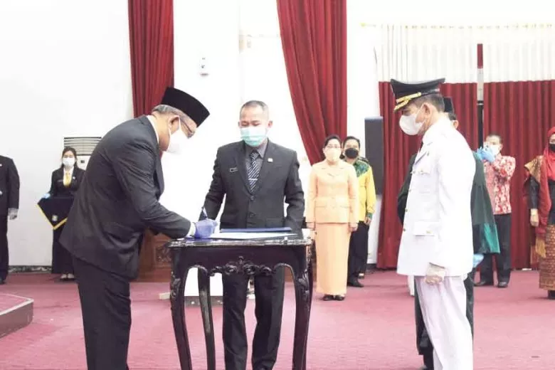 DILANTIK: Pj Bupati Sekadau Ani Sofian dilantik di Balai Petitih Kantor Gubernur Kalbar, Kamis (1/4).
