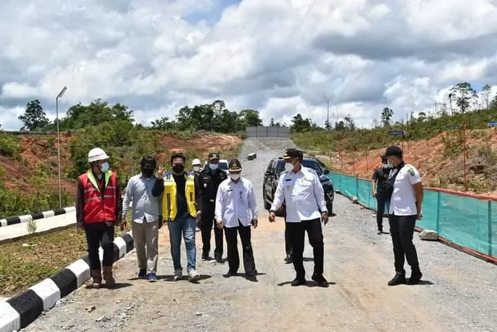 TINJAU PLBN: Bupati Bengkayang, Sebastianus Darwis bersama unsur terkait saat meninjau proses pembangunan PLBN Jagoi Babang. Foto: Humpro