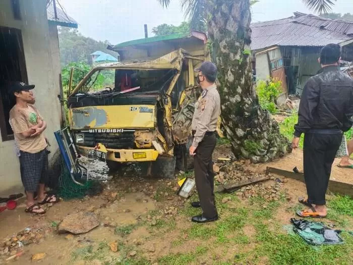 TABRAK: Dump Truck yang menabrak tiga buah rumah di Desa Bagak Kecamatan Menyuke, Rabu (14/4).ISTIMEWA
