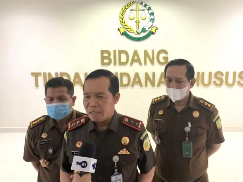 JUMPA PERS: Kepala Kejaksaan Tinggi Kalimantan Barat Masyhudi saat memberikan keterangan pers. IST