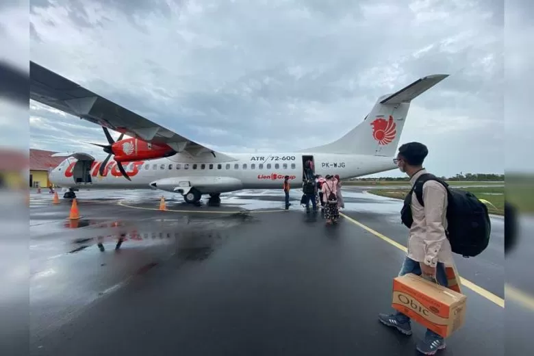 Transportasi darat, laut dan udara dibatasi. Bahkan, mulai hari ini (6/5), penerbangan komersial di Bandara Rahadi Oesman Ketapang ditiadakan. Bandara hanya melayani penerbangan pesawat kargo dan carter.