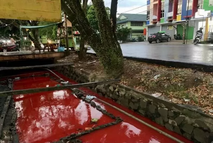 Kondisi air parit di Jalan Dr Wahidin, Kota Pontianak. foto Arief Noegroho