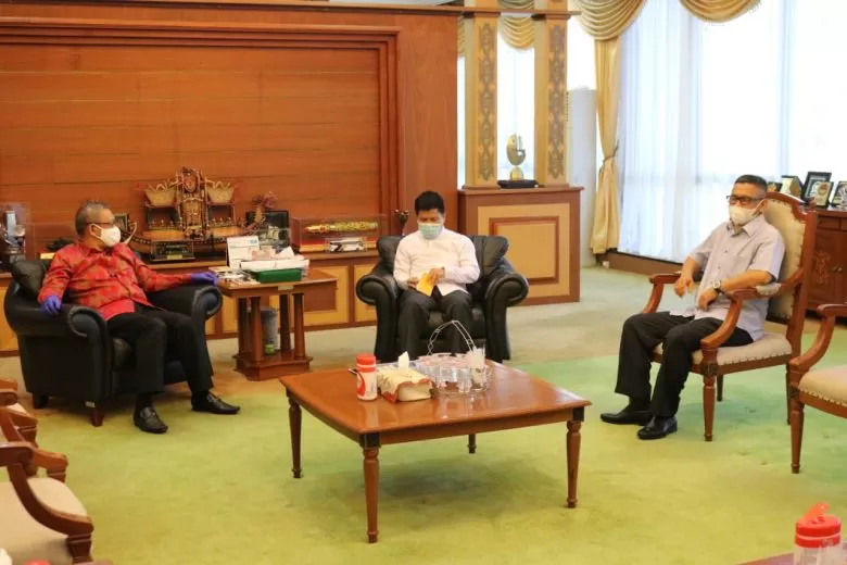 SAMBAS: Gubernur Kalbar Sutarmidji saat bertemu Bupati dan Wakil Bupati Sambas terpilih Satono-Fahrur Rofi di ruang kerjanya belum lama ini. ISTIMEWA