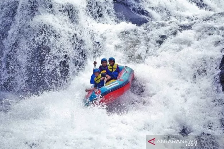 WISATA: Menikmati wisata rafting di sungai Bengkayang. ANTARA