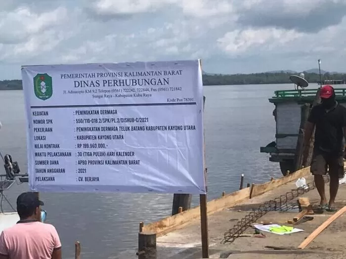 PELANG NAMA: Pelang nama proyek rehap Dermaga Teluk Batang yang saat ini sudah selesai proses pengerjaannya. ISTIMEWA
