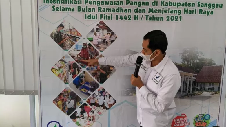 JUMPA PERS: Kepala Loka POM Sanggau, Agus Riyanto saat memberikan penjelasan mengenai intensifikasi pengawasan pangan yang dilakukan di Sanggau pada tiga tahap pelaksanaan selama Ramadan maupun menjelang Idulfitri 2021. SUGENG/PONTIANAK POST