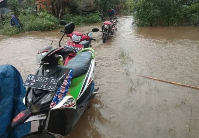 Banjir yang terjadi di Kecamatan Kalis dan Kecamatan Mentebah, Kabupaten Kapuas Hulu, Kalimantan Barat, Kamis (20/5). (Antara)