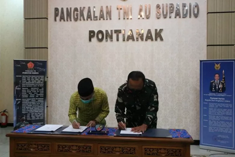 MOU: Kesepakatan bersama ditandatangani Tedi Rizalihadi S Marsekal Muda TNI Panglima Komando Operasi TNI Angkatan Udara I bersama Bupati Sambas tentang pengelolaan Bandara Liku. IST
