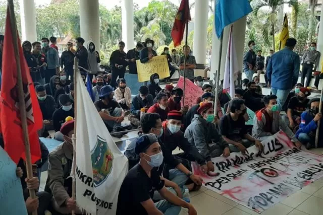 PROTES: Ratusan mahasiswa yang tergabung dalam Cipayung Plus Kalimantan Barat berunjukrasa di gedung DPRD Kalimantan Barat, Kamis (27/5) pagi. Mereka menyoroti formasi penerimaan guru agama tingkat provinsi. IST