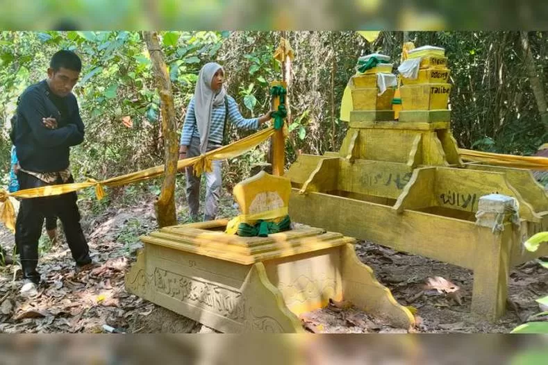 CAGAR BUDAYA: Makam Daeng Fatimah dan Daeng Talibe yang ditetapkan sebagai Benda Cagar Budaya (BCA) di Tanjung Matoa, Pulau Temajok, Kabupaten Mempawah. WAHYU ISMIR/PONTIANAK POST