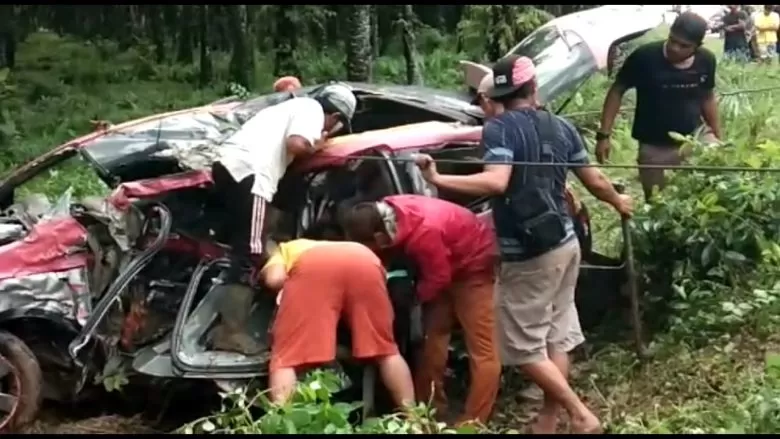 EVAKUASI: Proses evakuasi korban dari dalam kendaraan yang ringsek usai menabrak pohon sawit di Sanggau, Minggu (6/6). FOTO ISTIMEWA