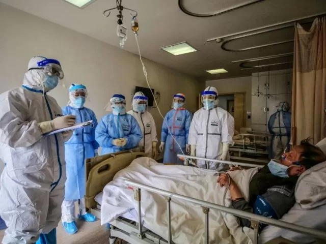 Ilustrasi pasien positif virus Korona saat menjalani perawatan. (AFP)