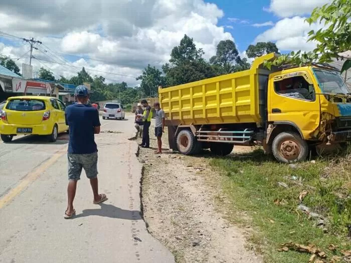 Lokasi kecelakaan yang melibatkan sepeda motor dan dump truck di Jalan Sintang-Putussibau, Desa Mangat Baru, Kecamatan Dedai, Minggu (4/7).