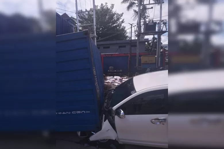 RUSAK PARAH : Sebuah mobil rusak parah ditimpa kontainer berisi beras di kawasan Perdana Square, Selasa (6/7). MEIDY KHADAFI/PONTIANAK POST