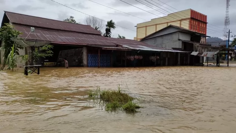 BANJIR: Banjir merendam pemukiman masyarakat di Kelurahan Anjongan Melancar. ISTIMEWA