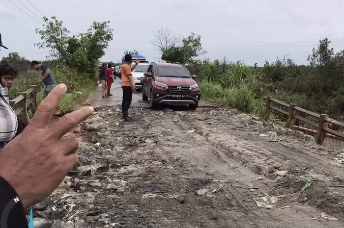 TIMBUN : Jembatan ambruk di Desa Pagar Mentimun ditimbun tanah dan semen beku. ISTIMEWA