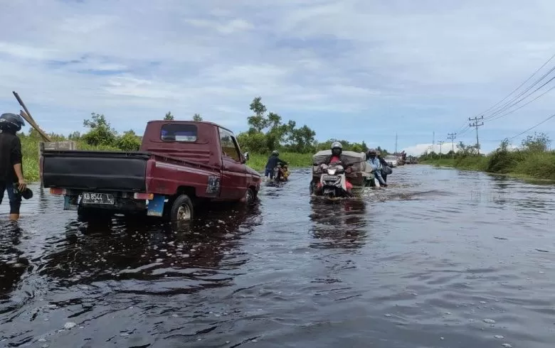 RENDAM: Banjir merendam Jalan Raya Galang KM 58. ISTIMEWA