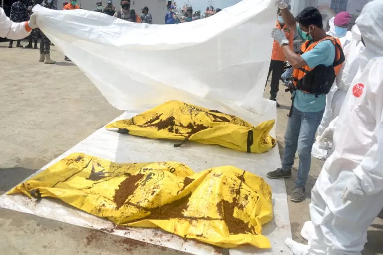 KANTONG MAYAT: Tim SAR Gabungan membawa kantong jenazah korban insiden tenggelamnya 18 kapal dari KRI Kerambit-627 milik TNI AL. Setidaknya ada lima kantong jenazah yang diturunkan dari KRI tersebut. (ARIEF NUGROHO/PONTIANAK POST)