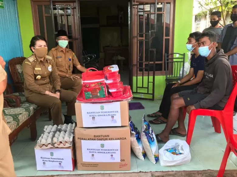 Wali Kota Singkawang, Tjhai Chui Mie menyerahkan bantuan kepada tiga nelayan Singkawang yang sempat hilang atau tenggelam di Jalan Kampung Tengah, Gang Akmal, Senin (19/7).