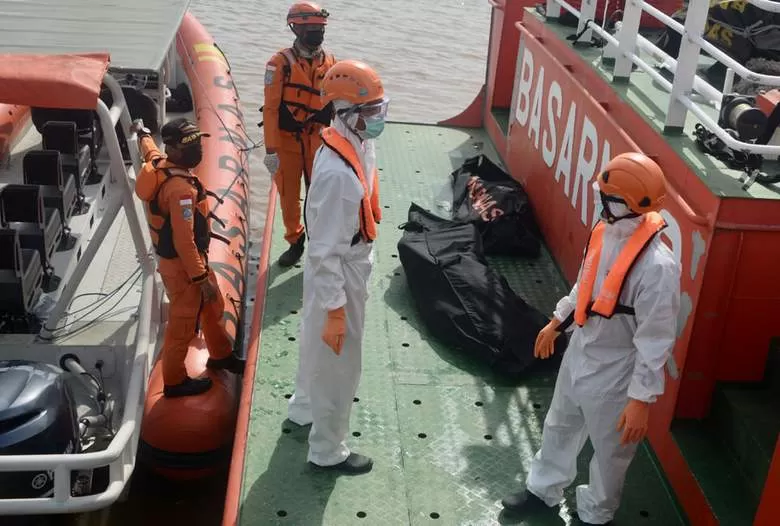 EVAKUASI: Tim SAR Gabungan kembali mengevakuasi dua jenazah korban kapal tenggelam di perairan Kalimantan Barat, Selasa (20/7). Dua jenazah tersebut ditemukan di sekitar 30-45 nautical mile oleh KN SAR Laksamana 241. ARIEF NUGROHO/PONTIANAK POST