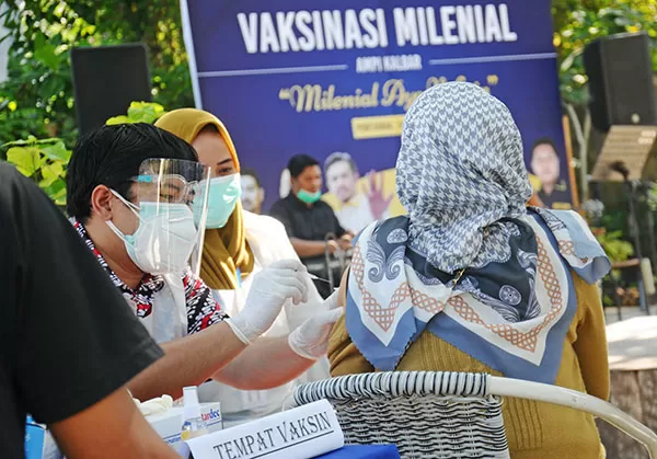 VAKSIN MILENIAL: Sejumlah anak muda mengikuti vaksin yang diselenggarakan oleh Angkatan Muda Pembaharuan Indonesia di Tumbuh Coffeshop Jalan Mujahidin, Sabtu (24/7).HARYADI/PONTIANAKPOST