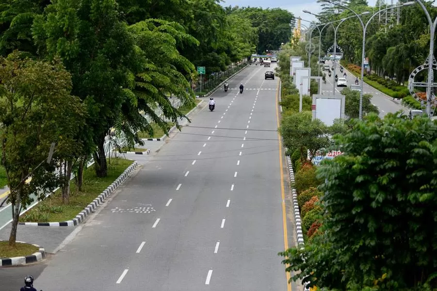 LENGANG: Ruas Jalan Jenderal Ahmad Yani Pontianak yang terlihat lengang pada saat pemberlakukan PPKM darurat di Kota Pontianak selama 12 Juli hingga 20 Juli lalu. ARIEF NUGROHO/PONTIANAK POST