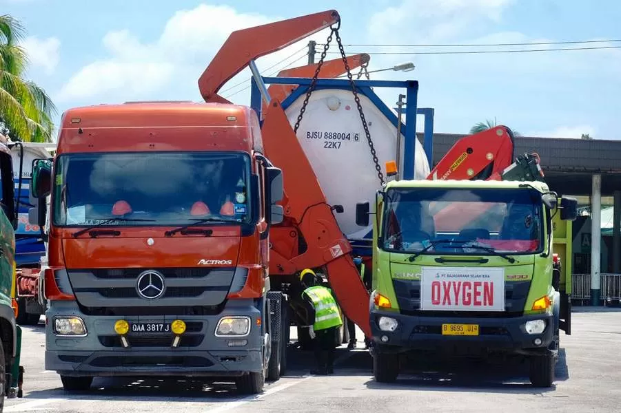 OKSIGEN MALAYSIA: ISO tank berisi oksigen bantuan Malaysia tengah dipindahkan dari mobil Malaysia ke mobil Indonesia di Tebedu, Sarawak, Malaysia. SHANDO SAFELA/PONTIANAK POST