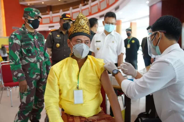 PANTAU: Wali Kota Pontianak, Edi Rusdi Kamtono memantau proses vaksinasi di Gedung PCC Kota Pontianak. ISTIMEWA