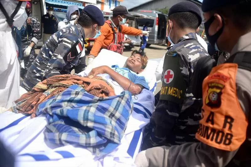 Korban selamat kapal tenggelam di Kalbar saat dievakuasi. Masih ada 31 anak buah kapal yang belum ditemukan dalam kecelakaan yang melibatkan belasan kapal itu.