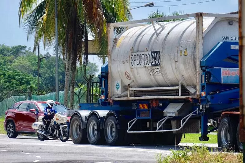 OKSIGEN MALAYSIA: ISO tank berisi oksigen impor dari Malaysia saat akan dikirim ke Pontianak melalui perbatasan Indonesia-Malaysia di Entikong. Upaya mendatangkan oksigen dari Malaysia ini harus mendapatkan rekomendasi dari BNPB. SHANDO SAFELA/PONTIANAK POST