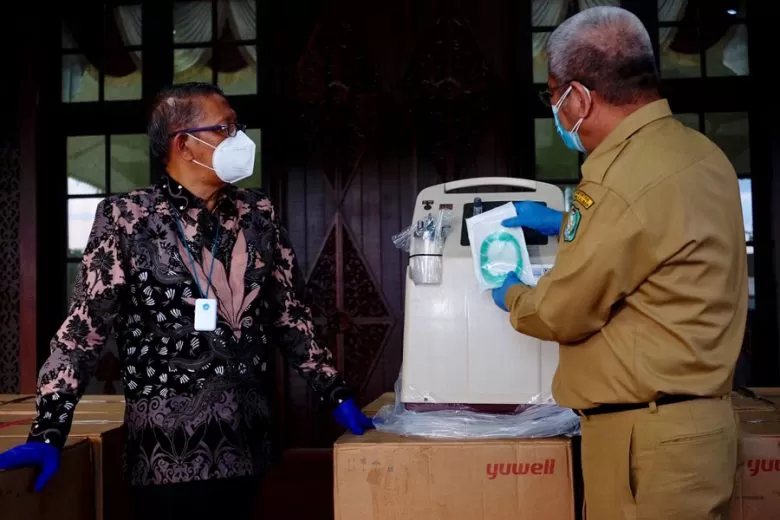 KONSENTRATOR OKSIGEN: Kepala Dinas Kesehatan Kalbar Harisson memegang komponen konsentrator oksigen bantuan dari Presiden Jokowi untuk Kalbar. Konsentrator oksigen ini rencananya akan dibagikan ke seluruh rumah sakit di daerah. SHANDO SAFELA/PONTIANAK POST