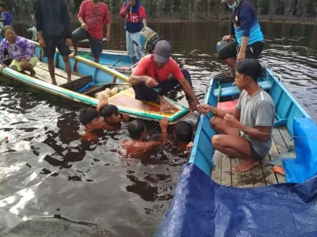 Upaya evakuasi jasad korban tenggelam di Danau Sentarum, wilayah Kecamatan Batang Lupar, Kabupaten Kapuas Hulu, Selasa (3/8). Foto/Polsek