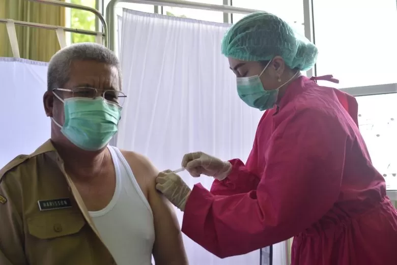VAKSIN MODERNA : Kepala Dinas Kesehatan Kalimantan Barat Harrison saat menerima vaksinasi Covid-19 ke 3 booster dengan vaksin moderna di Puskesmas Gang Sehat, Selasa (10/8). Vaksin moderna ini ditujukan untuk tenaga kesehatan (nakes) di Kalimantan Barat. MEIDY KHADAFI/PONTIANAK POST