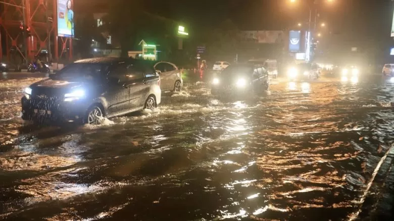 Kondisi ruas jalan Ahmad Yani saat terendam banjir akibat hujan deras yang mengguyur Kota Pontianak pada Selasa (17/8) malam. Selain ruas jalan, banjir juga merendam kawasan pemukiman. (ARIEF NUGROHO/PONTIANAK POST)