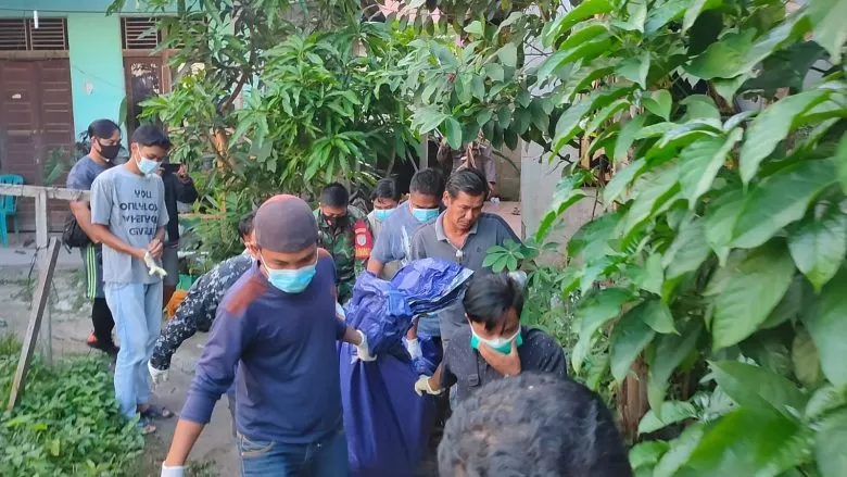 PENEMUAN MAYAT: Polisi saat mengevakuasi mayat di Desa Kenual, Kecamatan Nanga Pinoh, Kabupaten Melawi untuk dibawa ke rumah sakit untuk divisum, Senin (23/8).