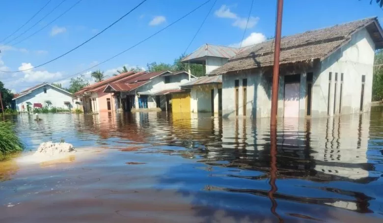 GENANGI RUMAH: Banjir yang terjadi di Desa Pasir. Diperkirakan 1.124 KK terdampak banjir tersebut.