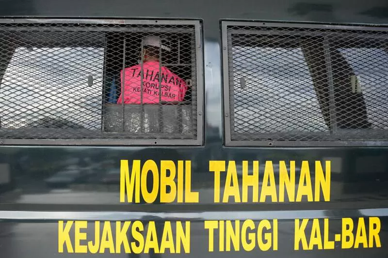 TAHAN TERSANGKA: Kejaksaan Tinggi Kalimantan Barat kembali menahan dua seorang tersangka baru dalam kasus pengajuan kredit barang dan jasa fiktif dalam proyek Kemendes PDTT. ARIEF NUGROHO/PONTIANAK POST