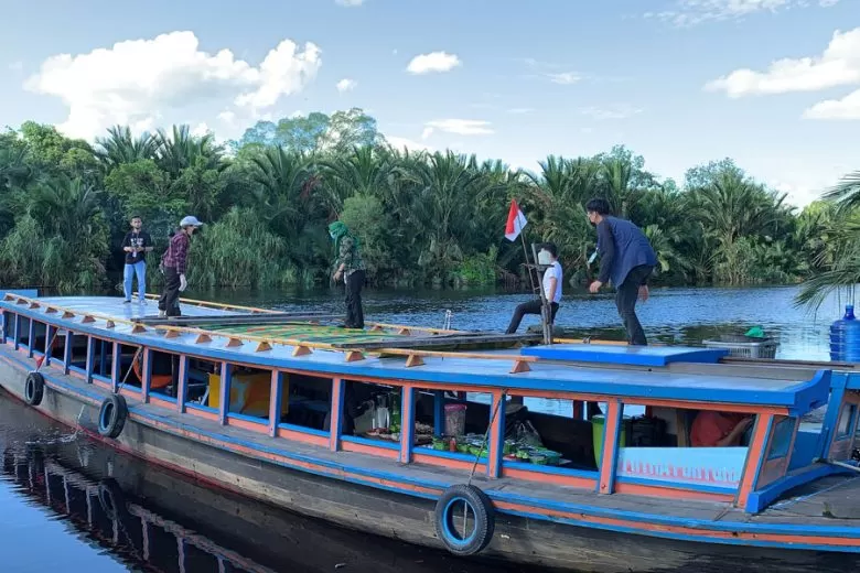 SUNGAI : Suasana wisata susur sungai menggunakan kapal tradisional klotok di Sungai Ambawang bersama Kampung Kencana. Beragam makanan tersedia untuk dinikmati sepuasnya, Sabtu (28/8). IDIL AQSA AKBARY/PONTIANAK POST