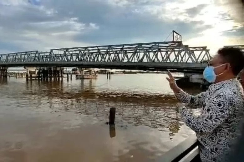 JEMBATAN: Wali Kota Pontianak Edi Rusdi Kamtono melihat kondisi Jembatan Landak.