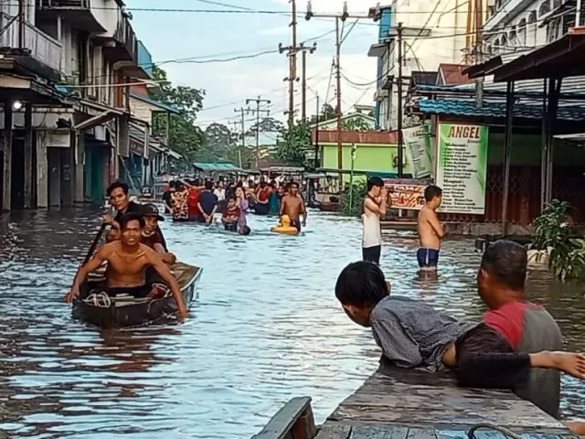 BANJIR: Kondisi keramaian warga di tengah banjir yang menggenangi pasar di Desa Paal, Kecamatan Nanga Pinoh, Kabupaten Melawi, baru-baru ini. (ISTIMEWA/PONTIANAK POST)