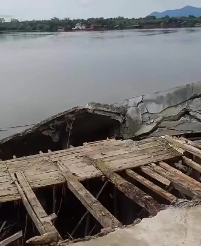 ROBOH: Dermaga yang roboh akibat tugboat bersandar berjumlah sembilan kapal di Teluk Malano, Kecamatan Simpang Hilir. ISTIMEWA